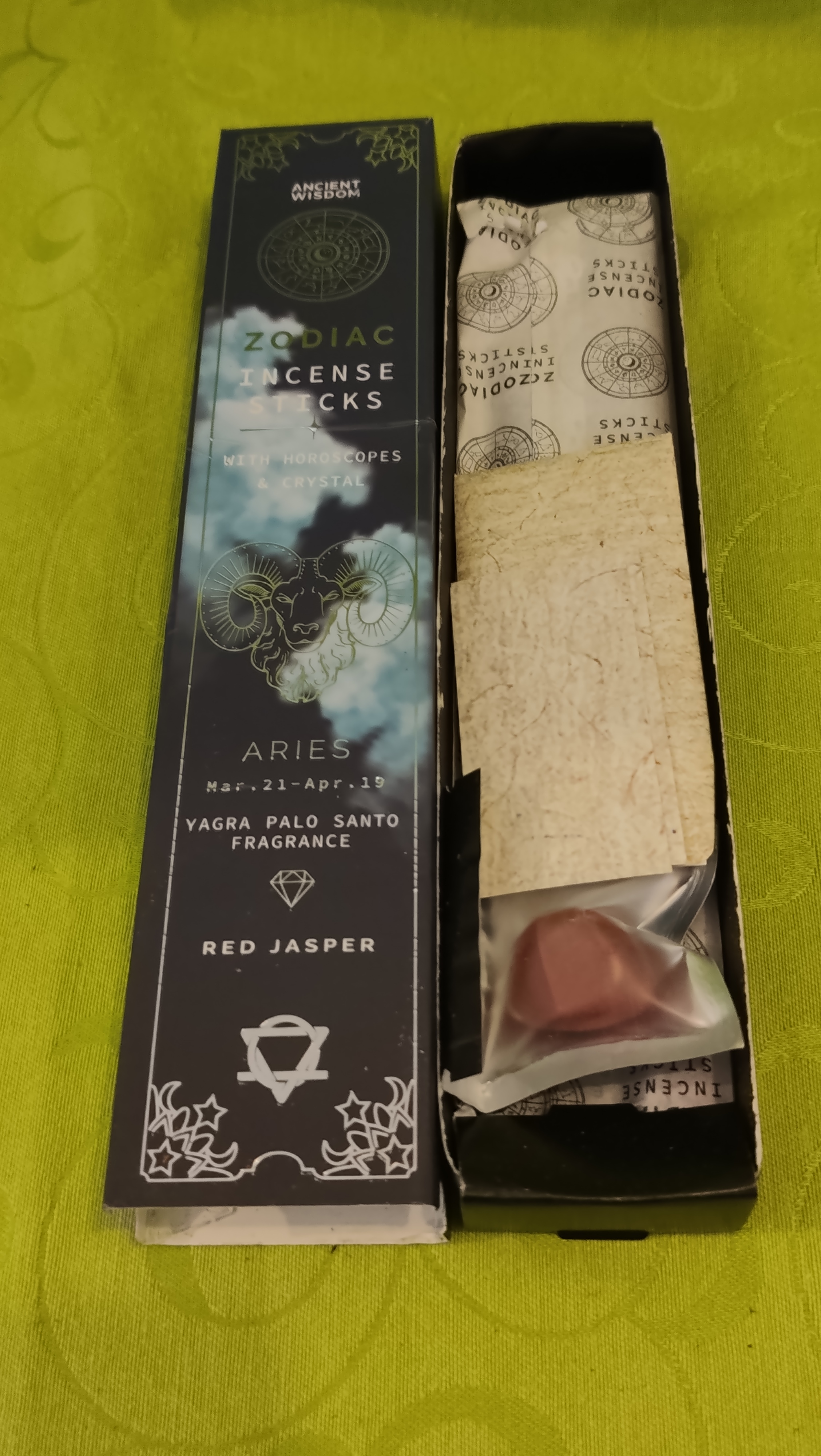(imagem de) Incenso do Zodíaco Carneiro (Yagra & Pau Santo) + Cristal Jaspe Vermelho