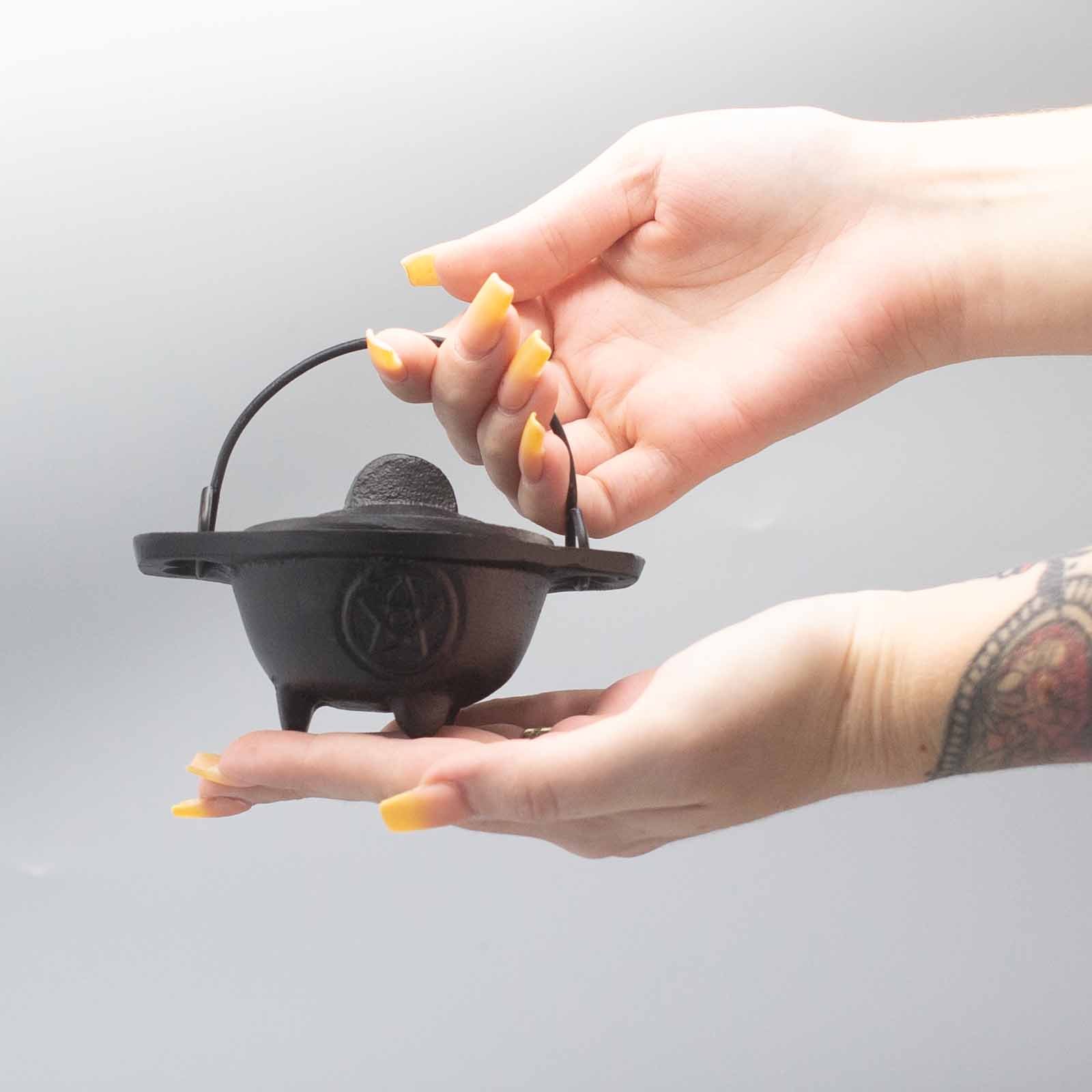 (imagem de) Caldeirão de Ferro Fundido com Pentagrama 5x9cm