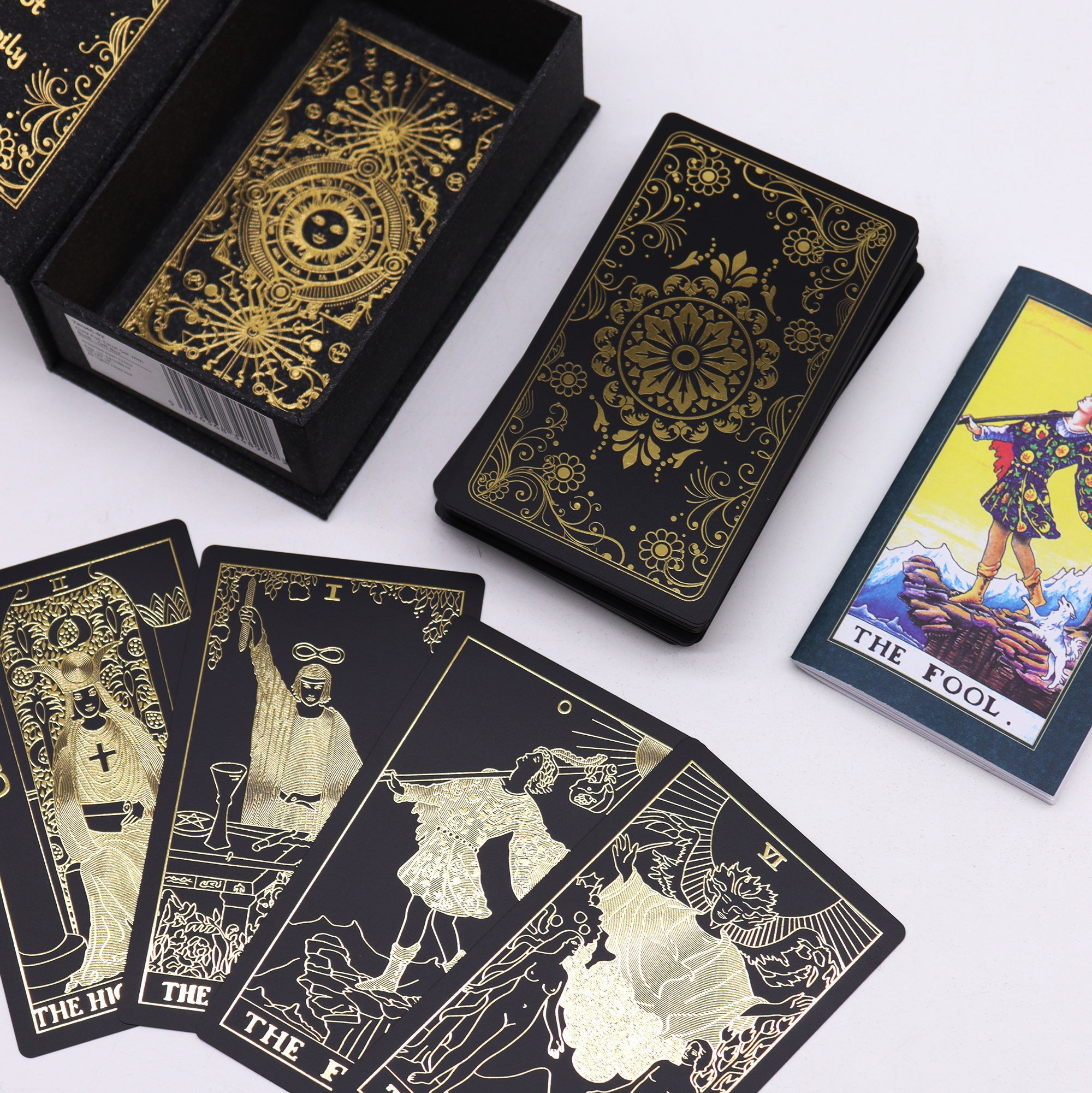 (imagem de) Conjunto de Cartas de Tarot com Folha de Ouro e Livro – Edição de Luxo