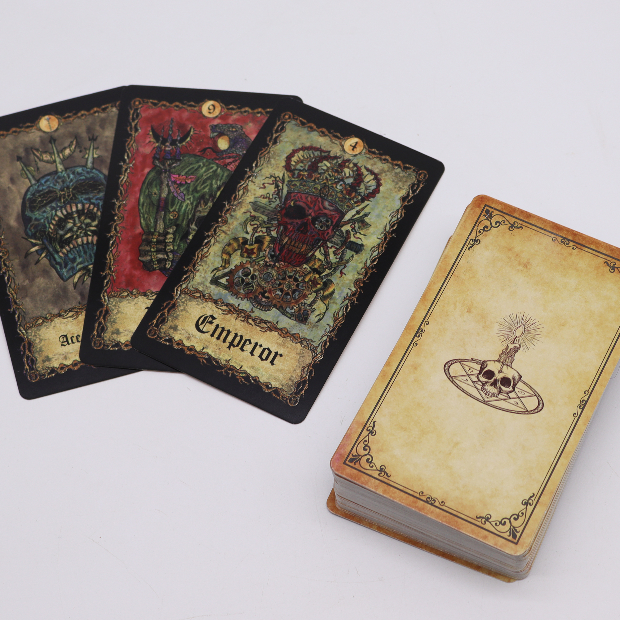 (imagem de) Cartas de Tarot com Livro Guia - Requiem Arcana
