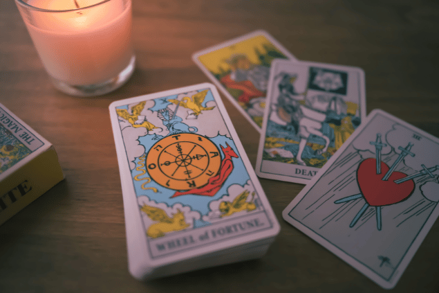 Mesa preparada para uma leitura de Tarot