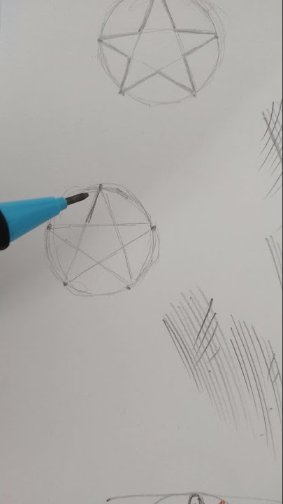 Uma mão a desenhar um símbolo mágico complexo num papel.