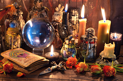 Altar pessoal bonito com cristais, velas, cartas de tarot e flores