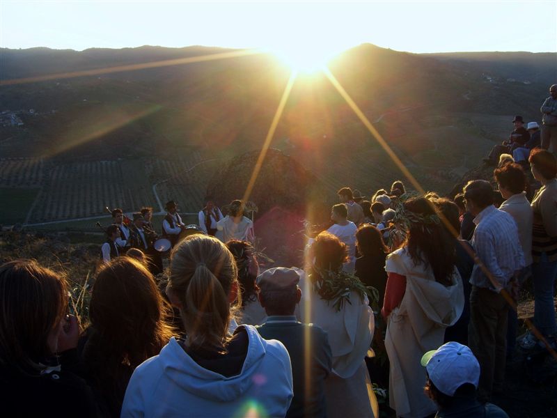 Uma imagem dividida: de um lado um relógio moderno, do outro um céu estrelado ou um pôr do sol.